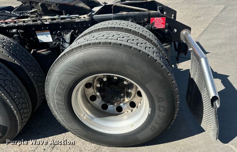 image for item MV9059 2020 Volvo VNL semi truck