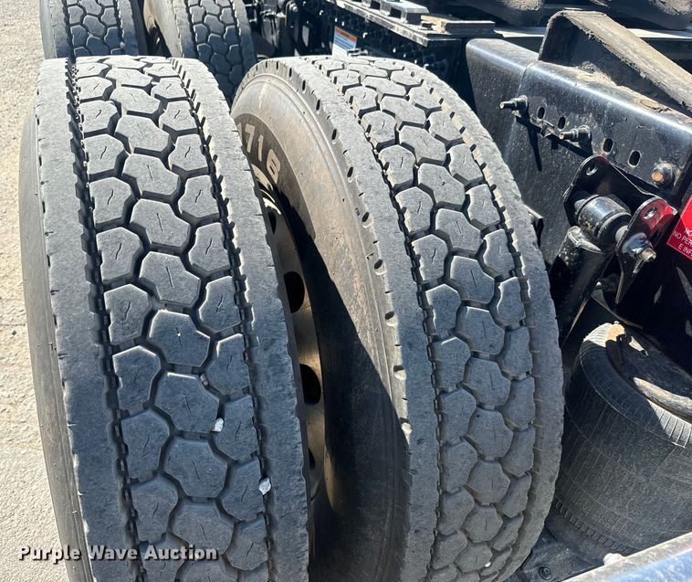 image for item MV9059 2020 Volvo VNL semi truck