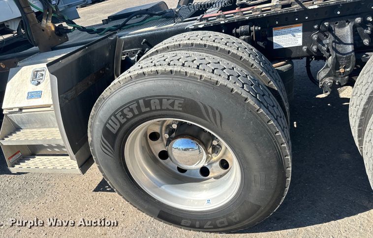 image for item MV9059 2020 Volvo VNL semi truck