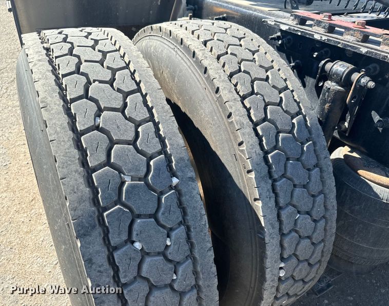 image for item MV9059 2020 Volvo VNL semi truck