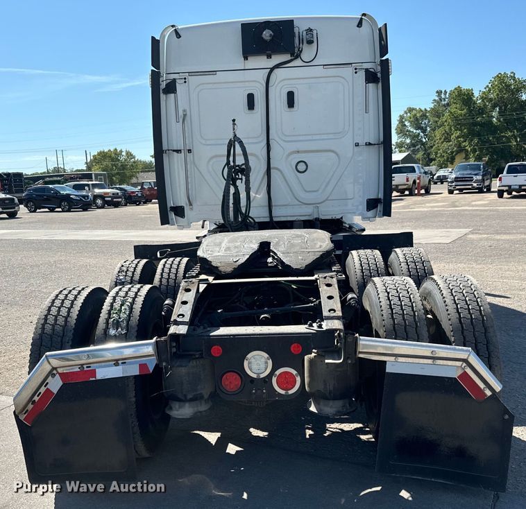 image for item MV9060 2020 Freightliner Cascadia PT126SLP semi truck