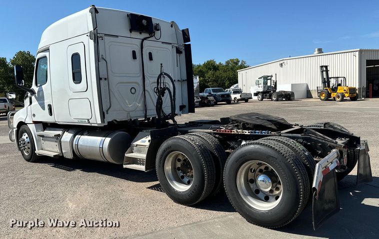 image for item MV9060 2020 Freightliner Cascadia PT126SLP semi truck