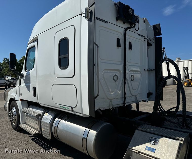 image for item MV9060 2020 Freightliner Cascadia PT126SLP semi truck