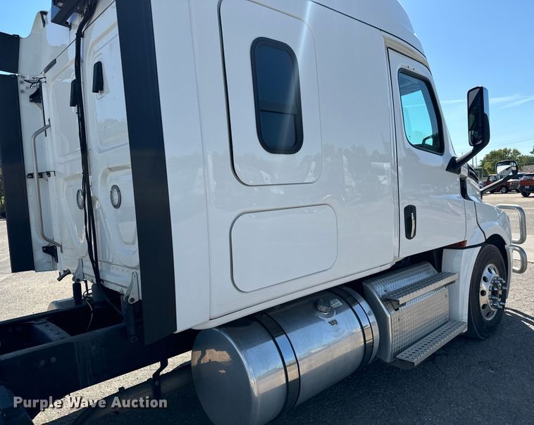 image for item MV9060 2020 Freightliner Cascadia PT126SLP semi truck