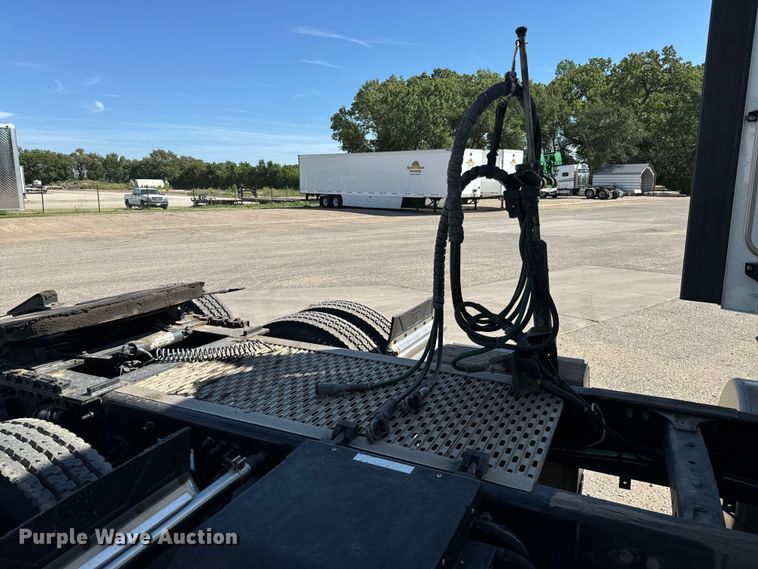 image for item MV9060 2020 Freightliner Cascadia PT126SLP semi truck