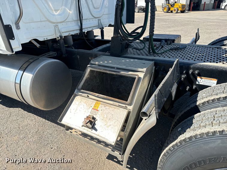 image for item MV9060 2020 Freightliner Cascadia PT126SLP semi truck