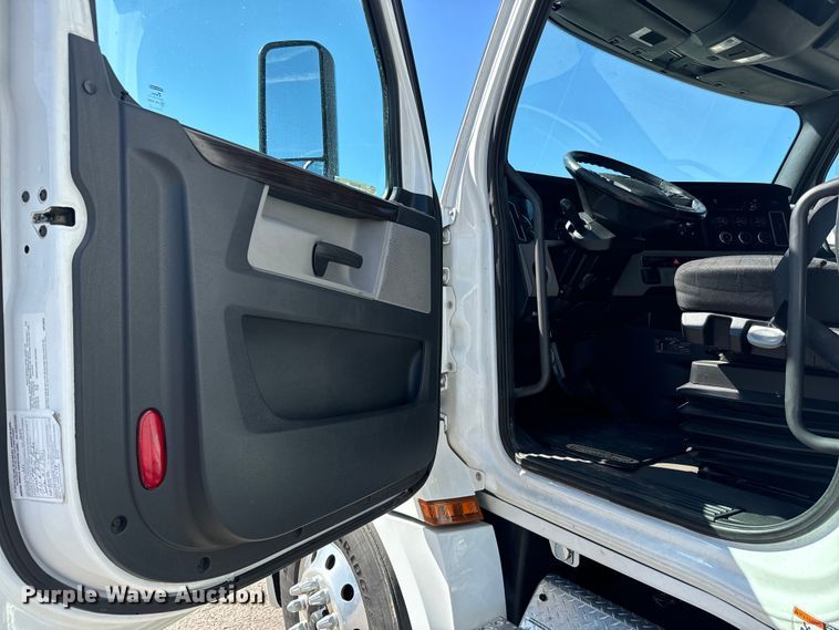 image for item MV9060 2020 Freightliner Cascadia PT126SLP semi truck