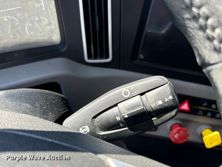 image for item MV9060 2020 Freightliner Cascadia PT126SLP semi truck