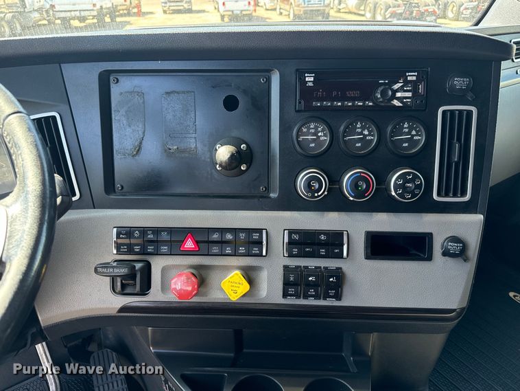 image for item MV9060 2020 Freightliner Cascadia PT126SLP semi truck