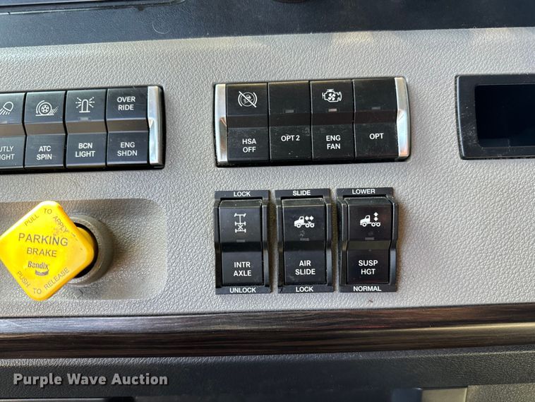 image for item MV9060 2020 Freightliner Cascadia PT126SLP semi truck