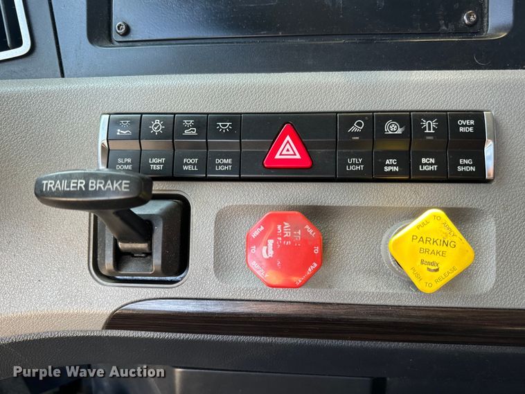 image for item MV9060 2020 Freightliner Cascadia PT126SLP semi truck