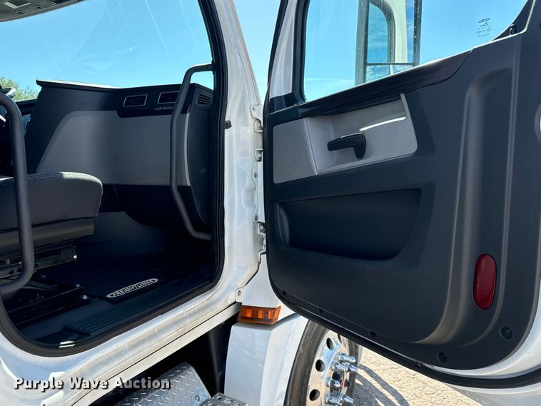 image for item MV9060 2020 Freightliner Cascadia PT126SLP semi truck