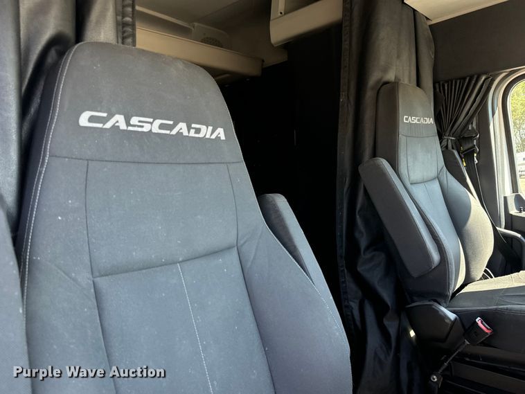 image for item MV9060 2020 Freightliner Cascadia PT126SLP semi truck