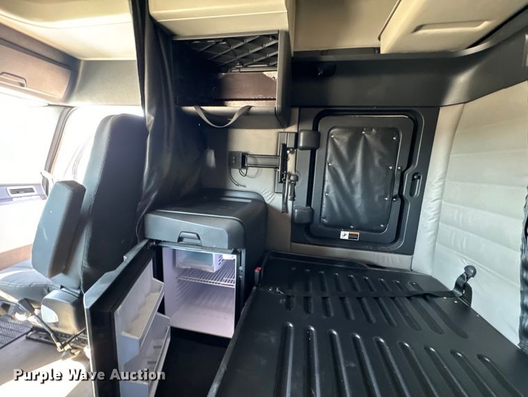 image for item MV9060 2020 Freightliner Cascadia PT126SLP semi truck