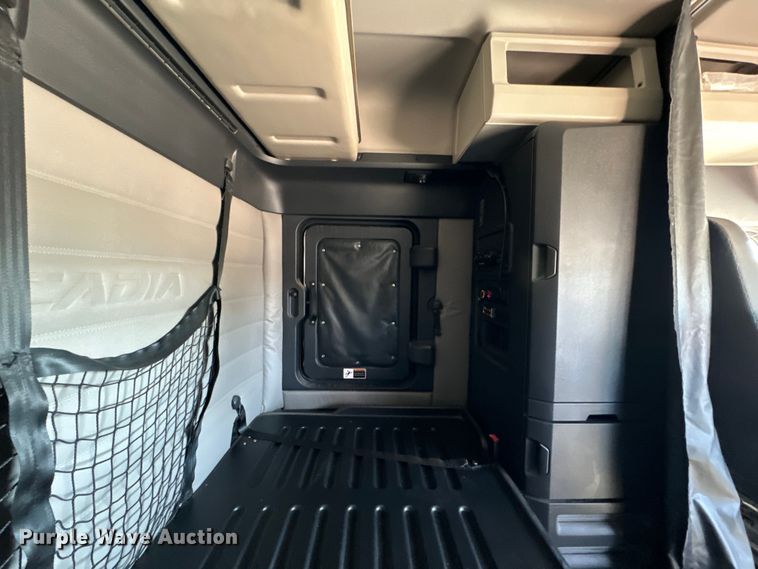 image for item MV9060 2020 Freightliner Cascadia PT126SLP semi truck