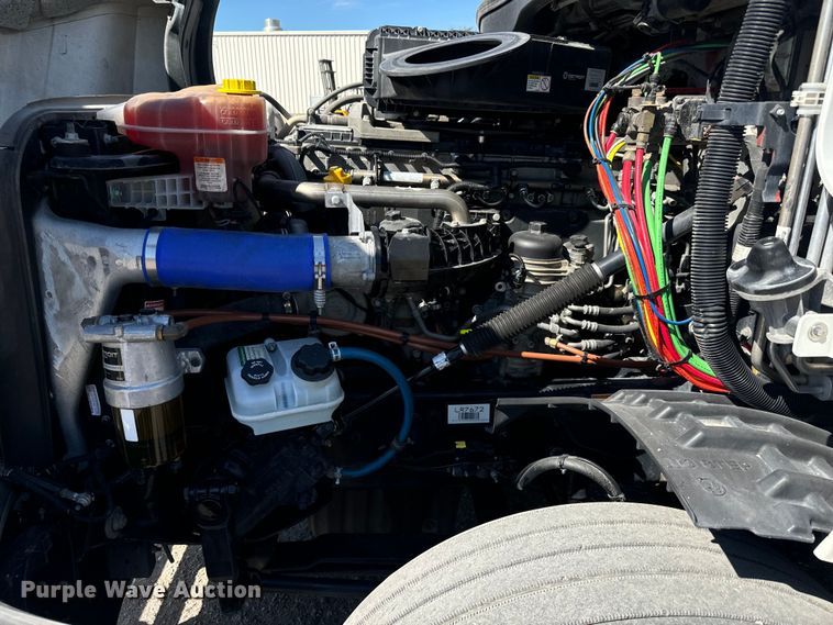 image for item MV9060 2020 Freightliner Cascadia PT126SLP semi truck