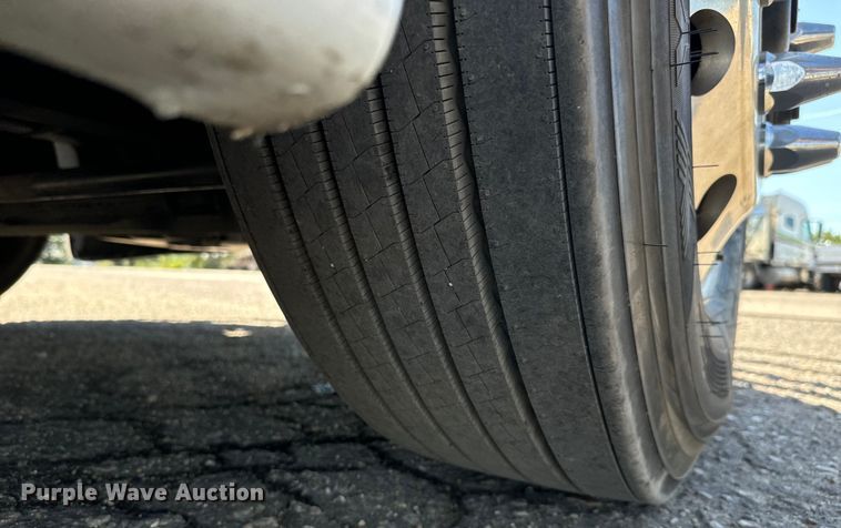 image for item MV9060 2020 Freightliner Cascadia PT126SLP semi truck