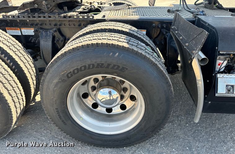 image for item MV9060 2020 Freightliner Cascadia PT126SLP semi truck