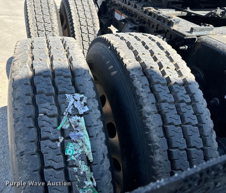 image for item MV9060 2020 Freightliner Cascadia PT126SLP semi truck