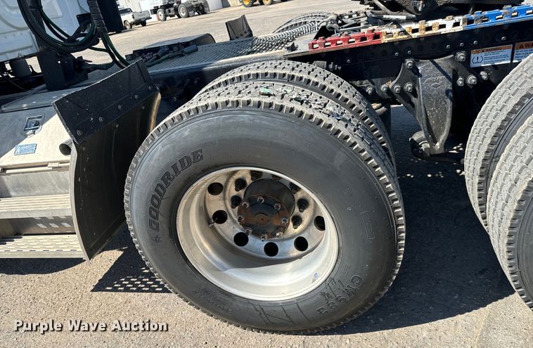 image for item MV9060 2020 Freightliner Cascadia PT126SLP semi truck