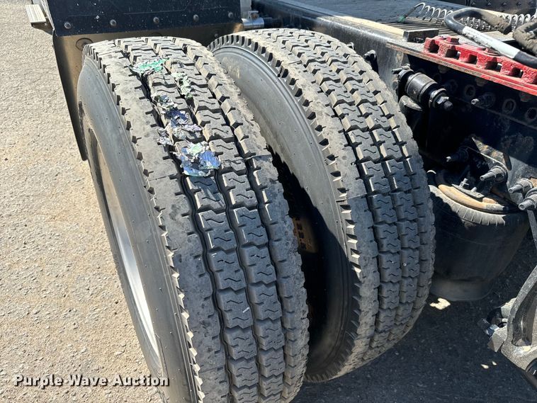 image for item MV9060 2020 Freightliner Cascadia PT126SLP semi truck