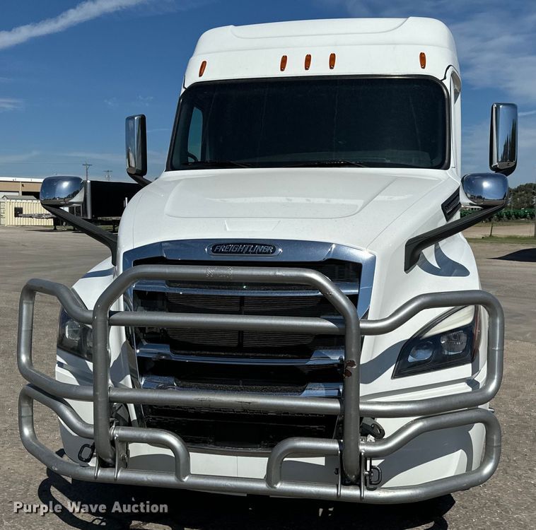 image for item MV9061 2020 Freightliner Cascadia PT126SLP semi truck