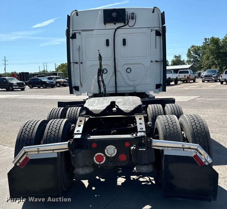 image for item MV9061 2020 Freightliner Cascadia PT126SLP semi truck