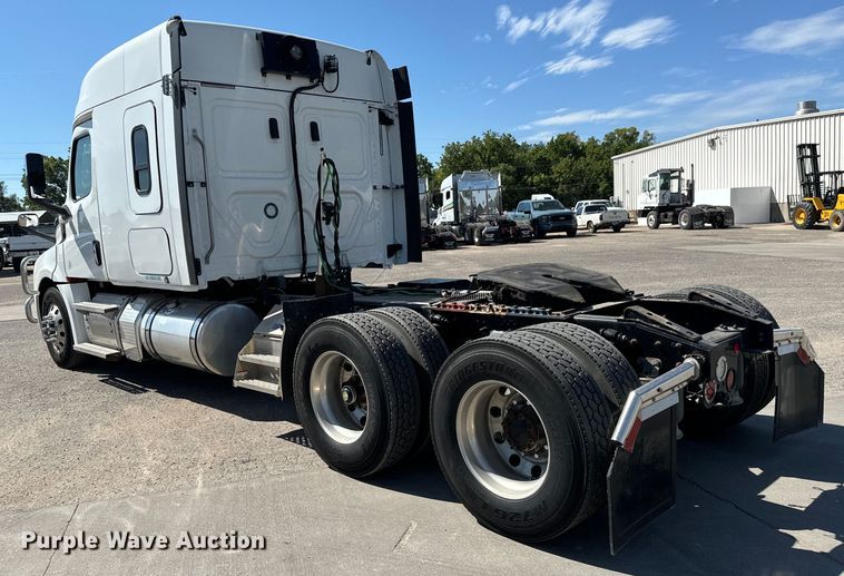 image for item MV9061 2020 Freightliner Cascadia PT126SLP semi truck