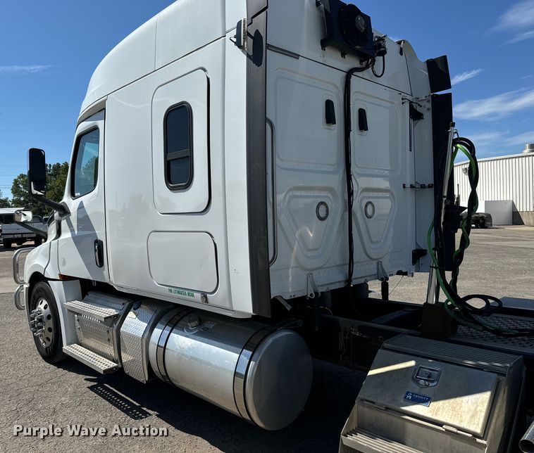 image for item MV9061 2020 Freightliner Cascadia PT126SLP semi truck