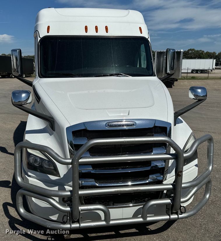 image for item MV9061 2020 Freightliner Cascadia PT126SLP semi truck