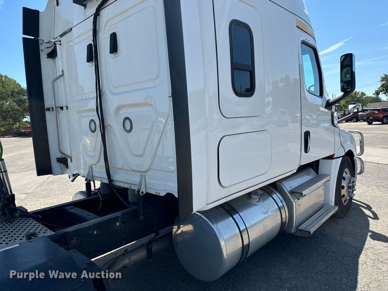 image for item MV9061 2020 Freightliner Cascadia PT126SLP semi truck