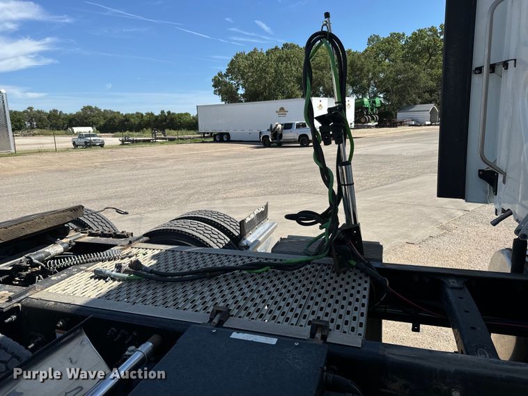 image for item MV9061 2020 Freightliner Cascadia PT126SLP semi truck