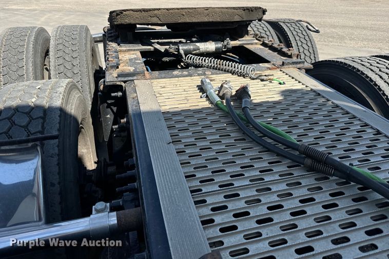 image for item MV9061 2020 Freightliner Cascadia PT126SLP semi truck