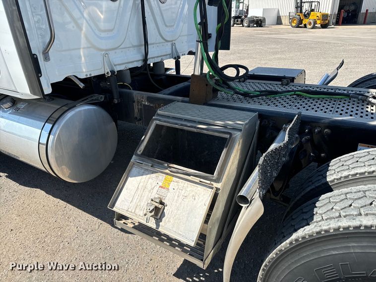 image for item MV9061 2020 Freightliner Cascadia PT126SLP semi truck