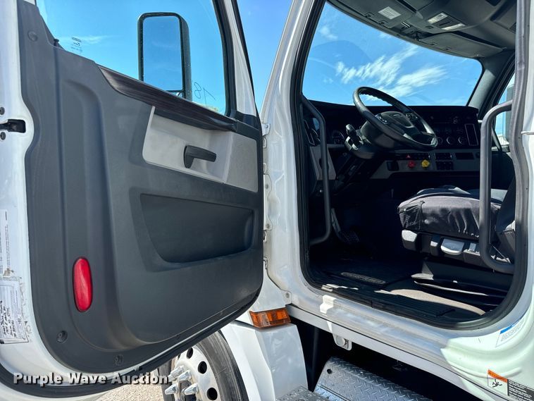 image for item MV9061 2020 Freightliner Cascadia PT126SLP semi truck