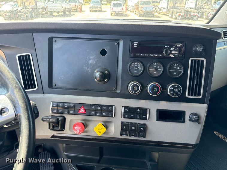 image for item MV9061 2020 Freightliner Cascadia PT126SLP semi truck