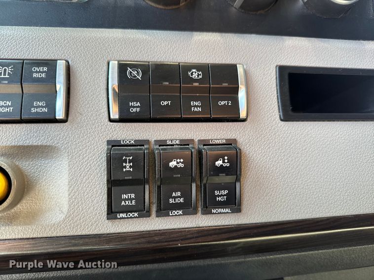 image for item MV9061 2020 Freightliner Cascadia PT126SLP semi truck