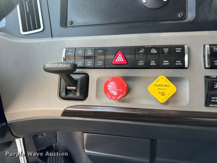 image for item MV9061 2020 Freightliner Cascadia PT126SLP semi truck