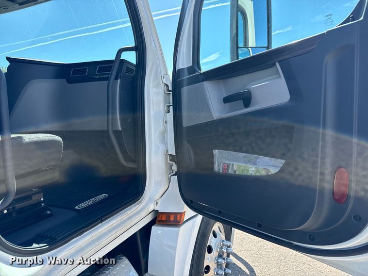 image for item MV9061 2020 Freightliner Cascadia PT126SLP semi truck