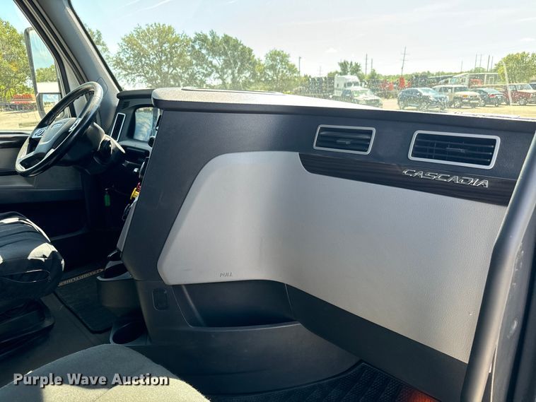 image for item MV9061 2020 Freightliner Cascadia PT126SLP semi truck