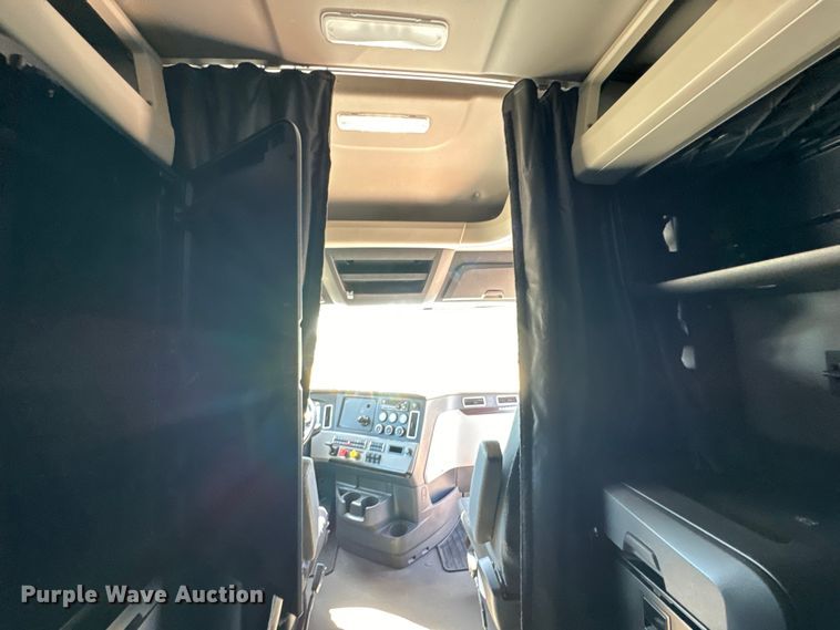 image for item MV9061 2020 Freightliner Cascadia PT126SLP semi truck