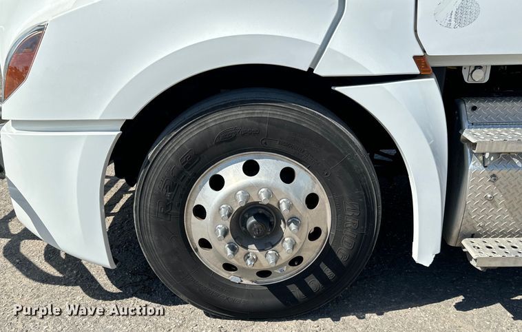 image for item MV9061 2020 Freightliner Cascadia PT126SLP semi truck