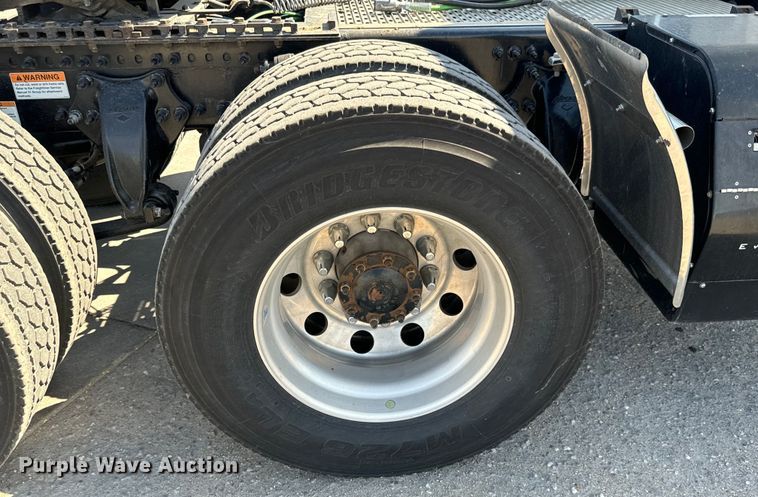 image for item MV9061 2020 Freightliner Cascadia PT126SLP semi truck