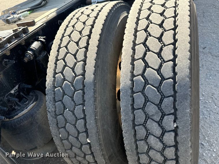 image for item MV9061 2020 Freightliner Cascadia PT126SLP semi truck