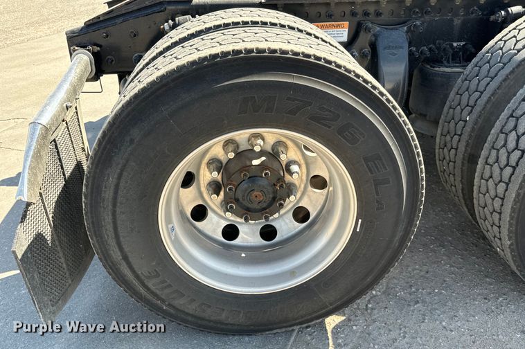 image for item MV9061 2020 Freightliner Cascadia PT126SLP semi truck