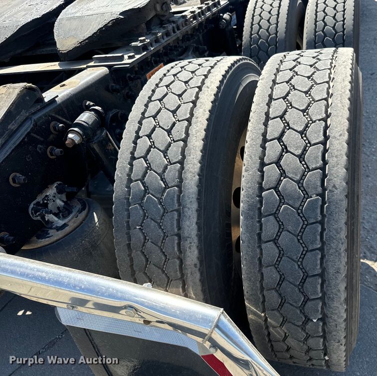 image for item MV9061 2020 Freightliner Cascadia PT126SLP semi truck