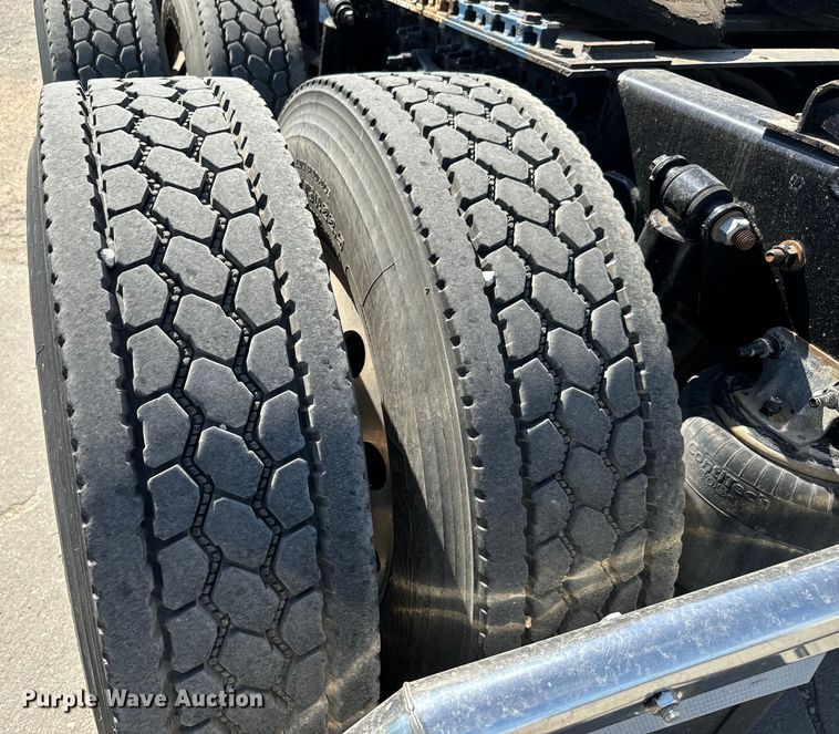 image for item MV9061 2020 Freightliner Cascadia PT126SLP semi truck