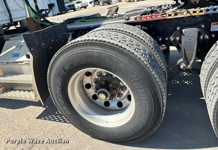 image for item MV9061 2020 Freightliner Cascadia PT126SLP semi truck