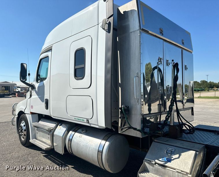 image for item MV9087 2019 Freightliner Cascadia semi truck