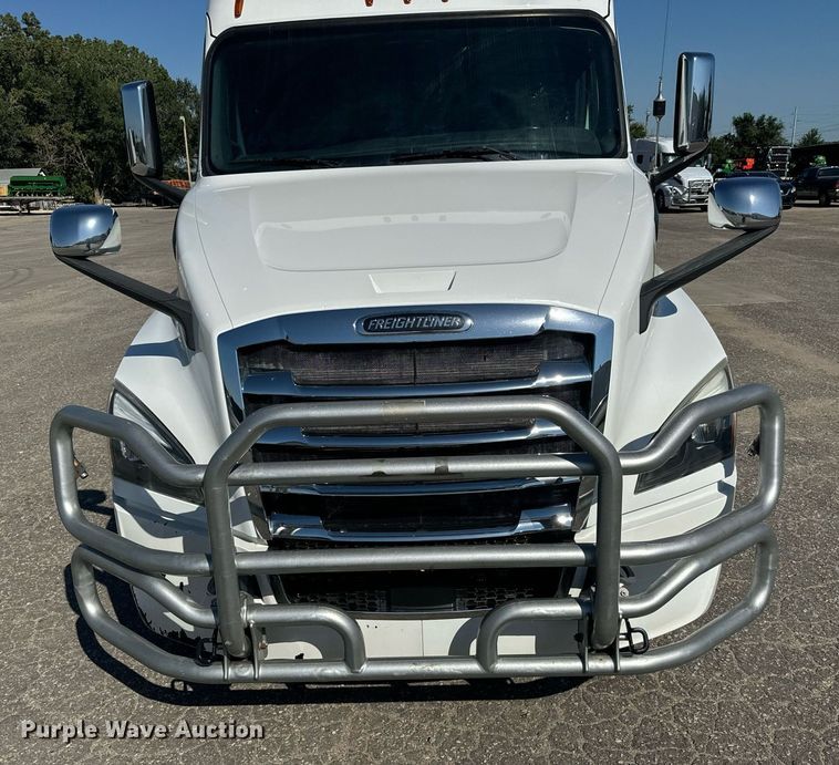 image for item MV9087 2019 Freightliner Cascadia semi truck